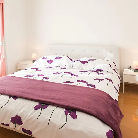 Three Wells Апартаменти