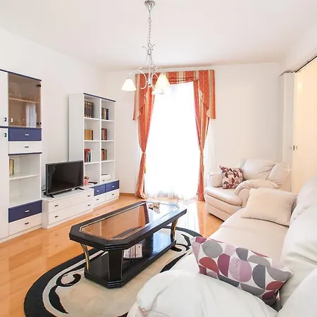 Apartment Three Wells *